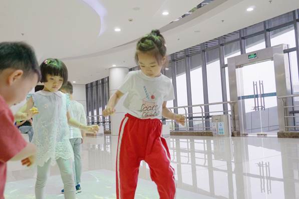 小孩子玩耍