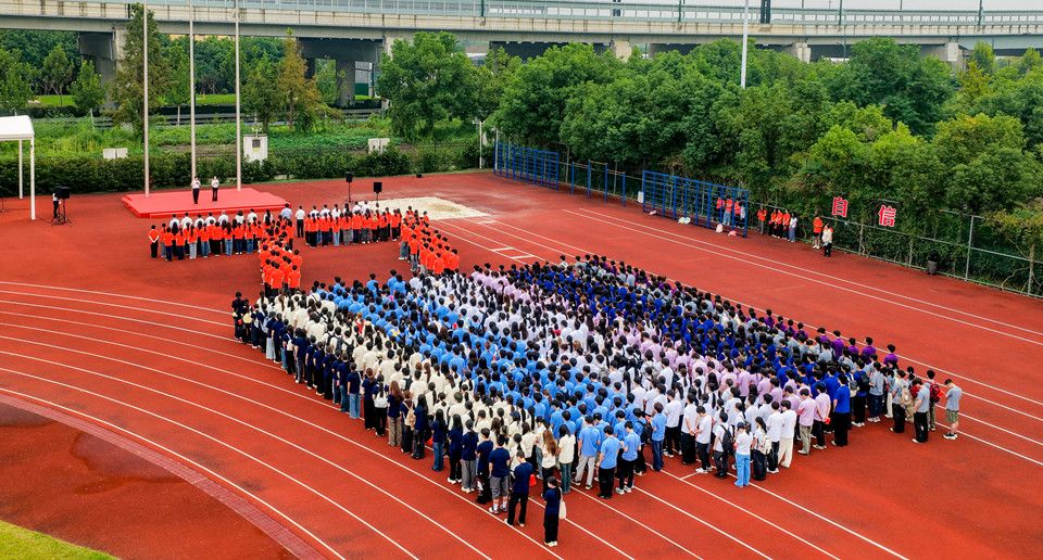 缅怀英烈赓续薪火 伟德BV1946官方网站举行升国旗仪式